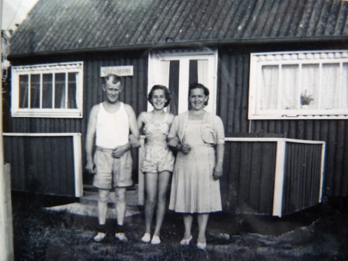 THORVALD OG AGNES MED DERES DATTER HANNE I MIDTEN.